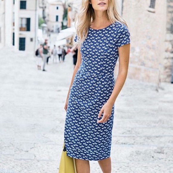 Boden Dresses & Skirts - NWOT Boden Swan Print Phoebe Jersey Shirt Dress